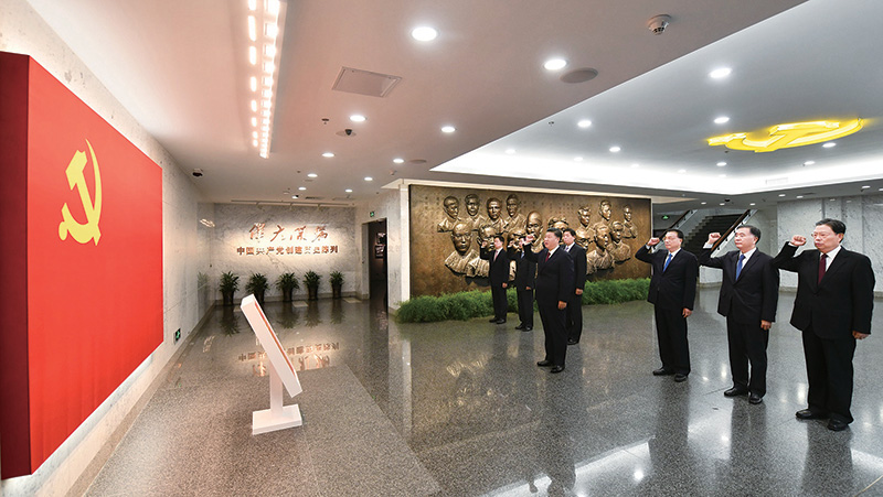 2017年10月31日，中共中央總書記、國(guó)家主席、中央軍委主席習(xí)近平帶領(lǐng)中共中央政治局常委李克強(qiáng)、栗戰(zhàn)書、汪洋、王滬寧、趙樂(lè)際、韓正，瞻仰上海中共一大會(huì)址和浙江嘉興南湖紅船。這是31日上午，在上海中共一大會(huì)址紀(jì)念館，習(xí)近平帶領(lǐng)其他中共中央政治局常委同志一起重溫入黨誓詞。 